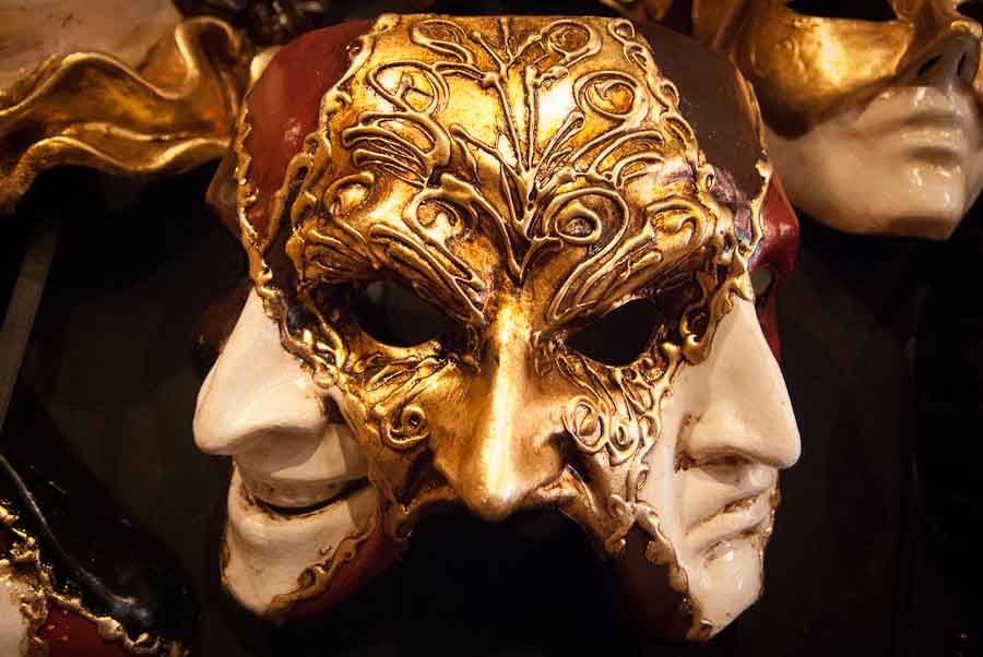 2 маски отзывы. Венецианская трехликая маска. Двуликий Янус маска. Венецианская маска Двуликий Янус. Маска Двуликого Венеция.